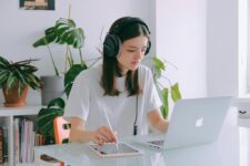 Le rôle des écouteurs dans les home studios modernes